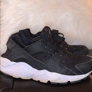 Huarache tennis shoes